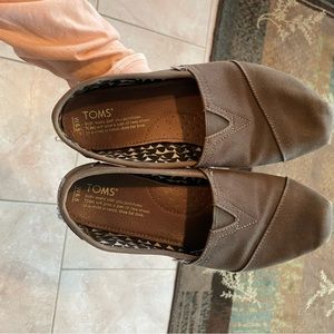 Green size 6.5 Tom shoes